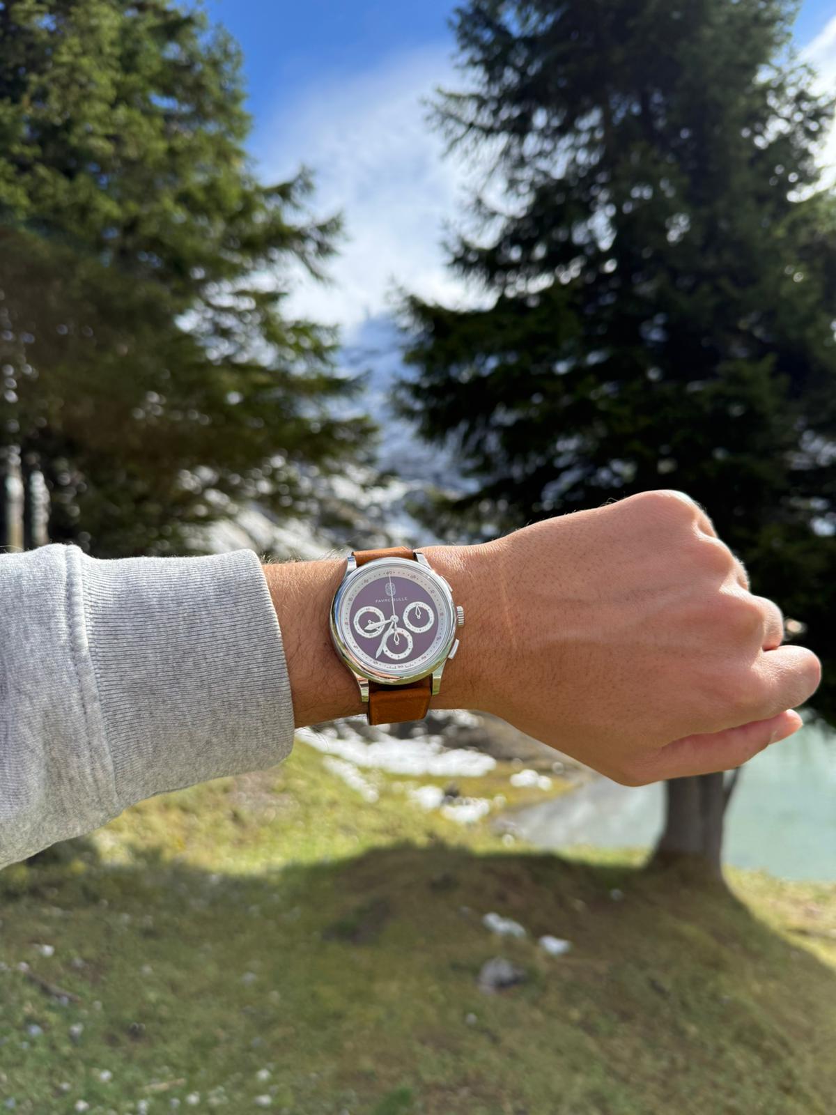 montre Favre-Bulle rouge mécanique suisse portée avec un bracelet marron