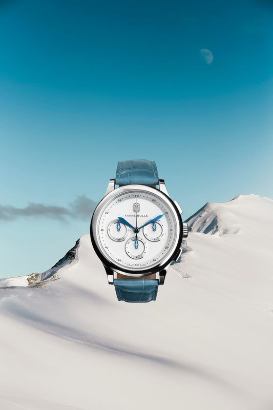 Montre White Peaks Favre‑Bulle, boîtier acier et cadran blanc, bracelet cuir bleu alligator