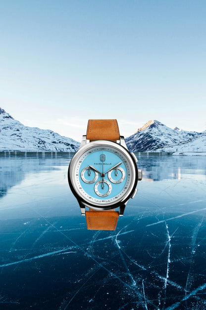 Montre Ice Blue Favre‑Bulle, boîtier acier et cadran bleu, bracelet nubuck cuir marron clair
