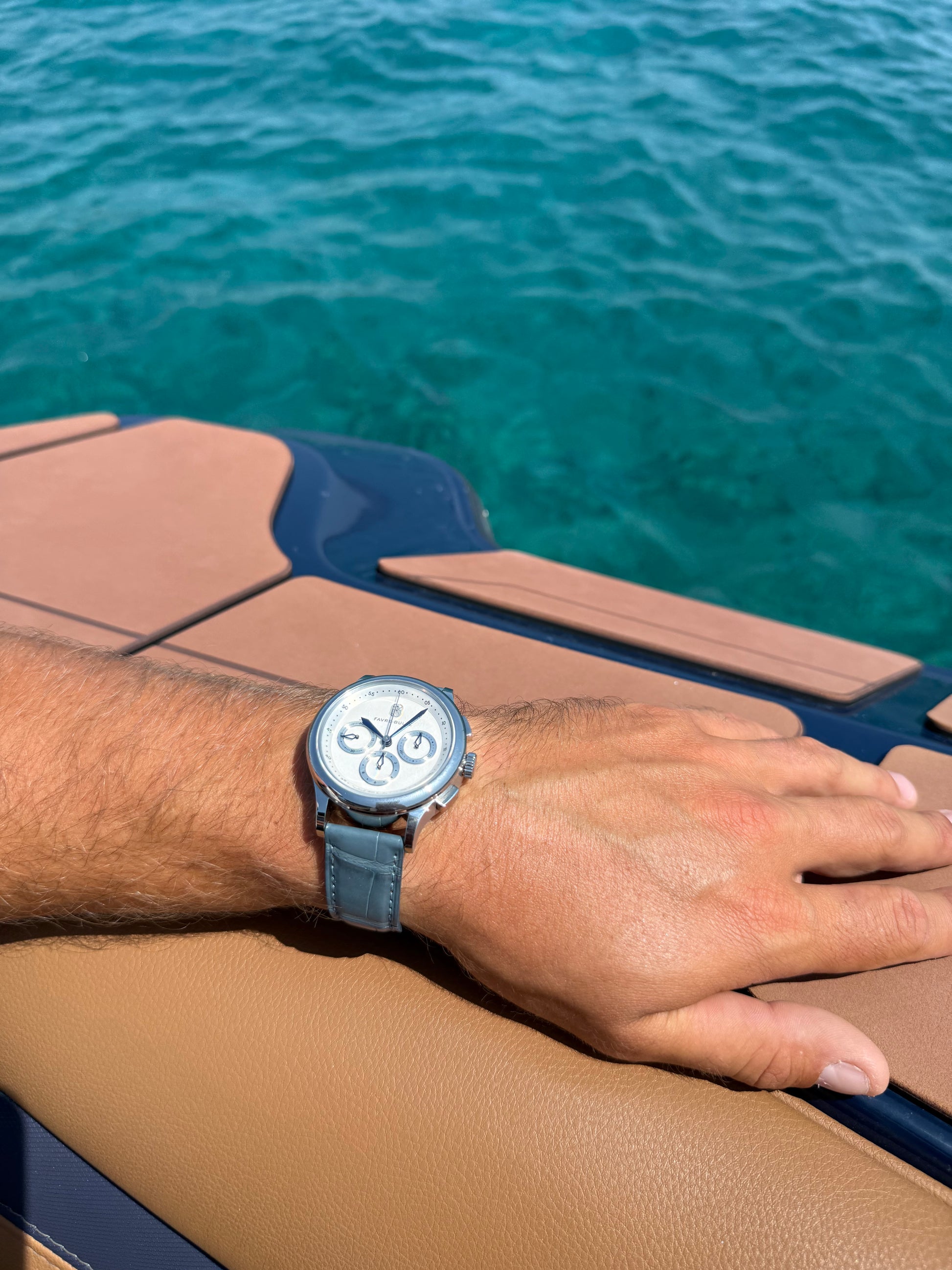 montre au poignet élégante, mécanique et fabriquée en suisse avec mouvement Lajoux-Perret