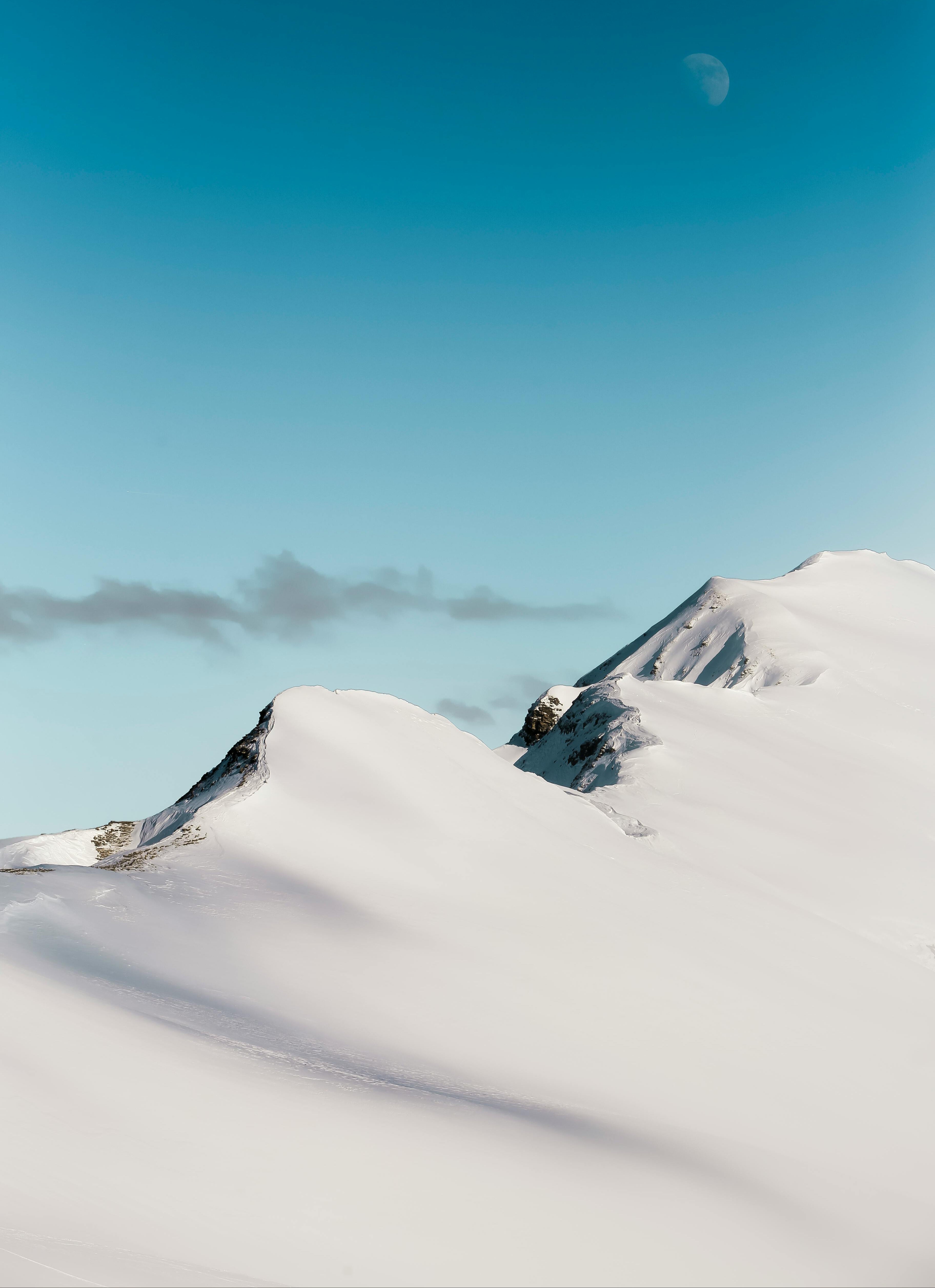 montagne enneigée blanche minimaliste inspiration montre White Peaks 