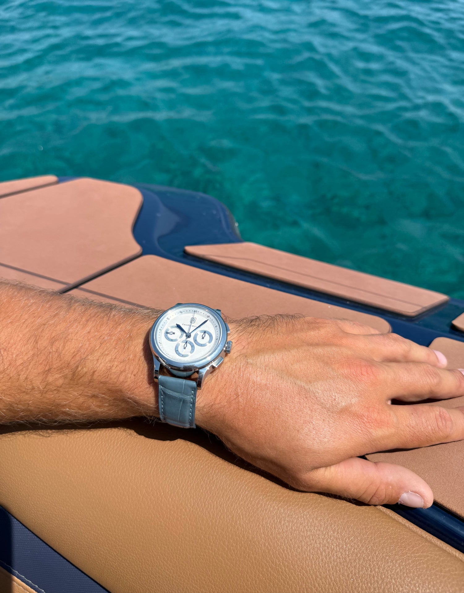 Montre mécanique suisse Favre‑Bulle avec cadran minimaliste bleue, bracelet en cuir et boîtier en acier